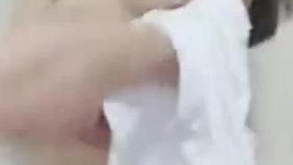  眼睛水汪汪的正妹 下面也是一片汪洋！全裸摸小穴說想要 淫語呻吟苦苦哀求：放進來好不好？