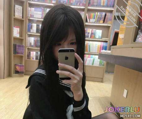  看到女儿在那里躺着玩手机就没忍住把她给强奸了谁知道还是个处女